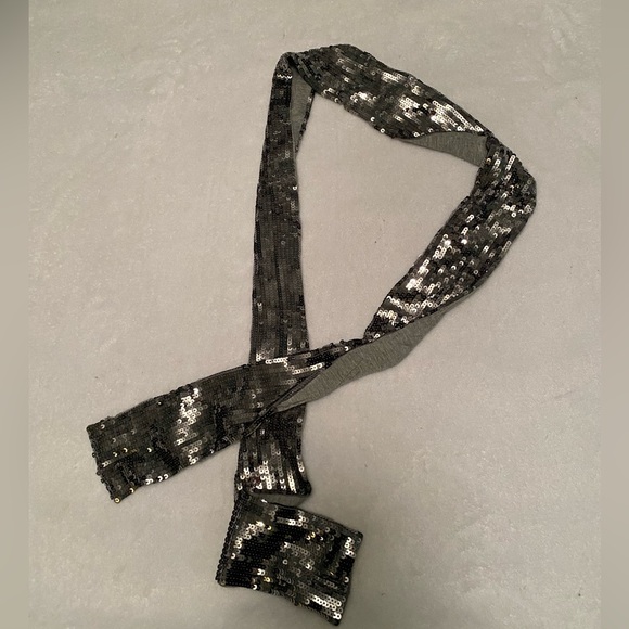 Fun sequenced scarf - Picture 2 of 6